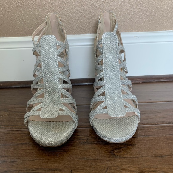 Fergalicious 4” Silver Heels Size 9 - Zip Up Back - Picture 2 of 3